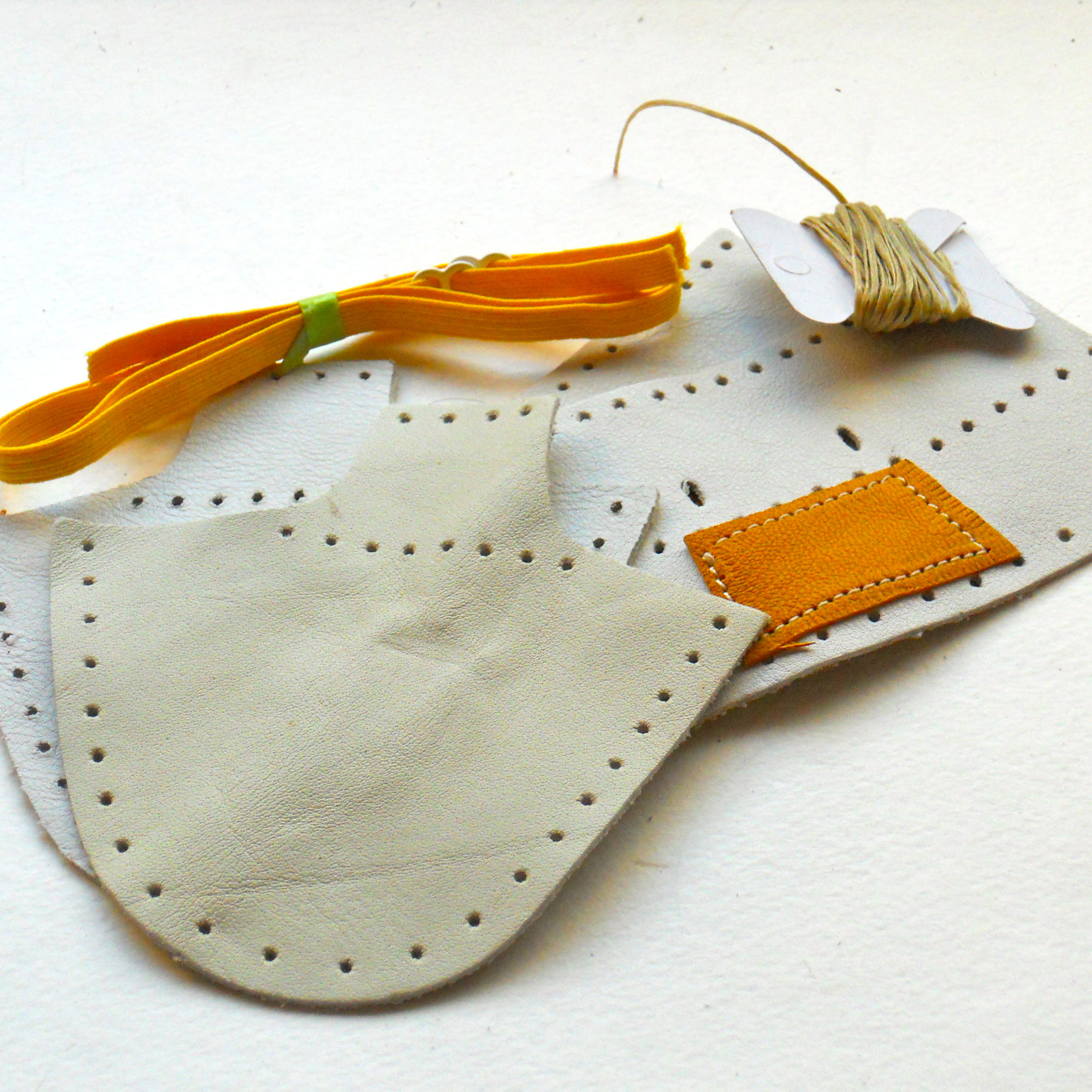 "First Footsteps" kit for making toddler shoes - white - Image 2